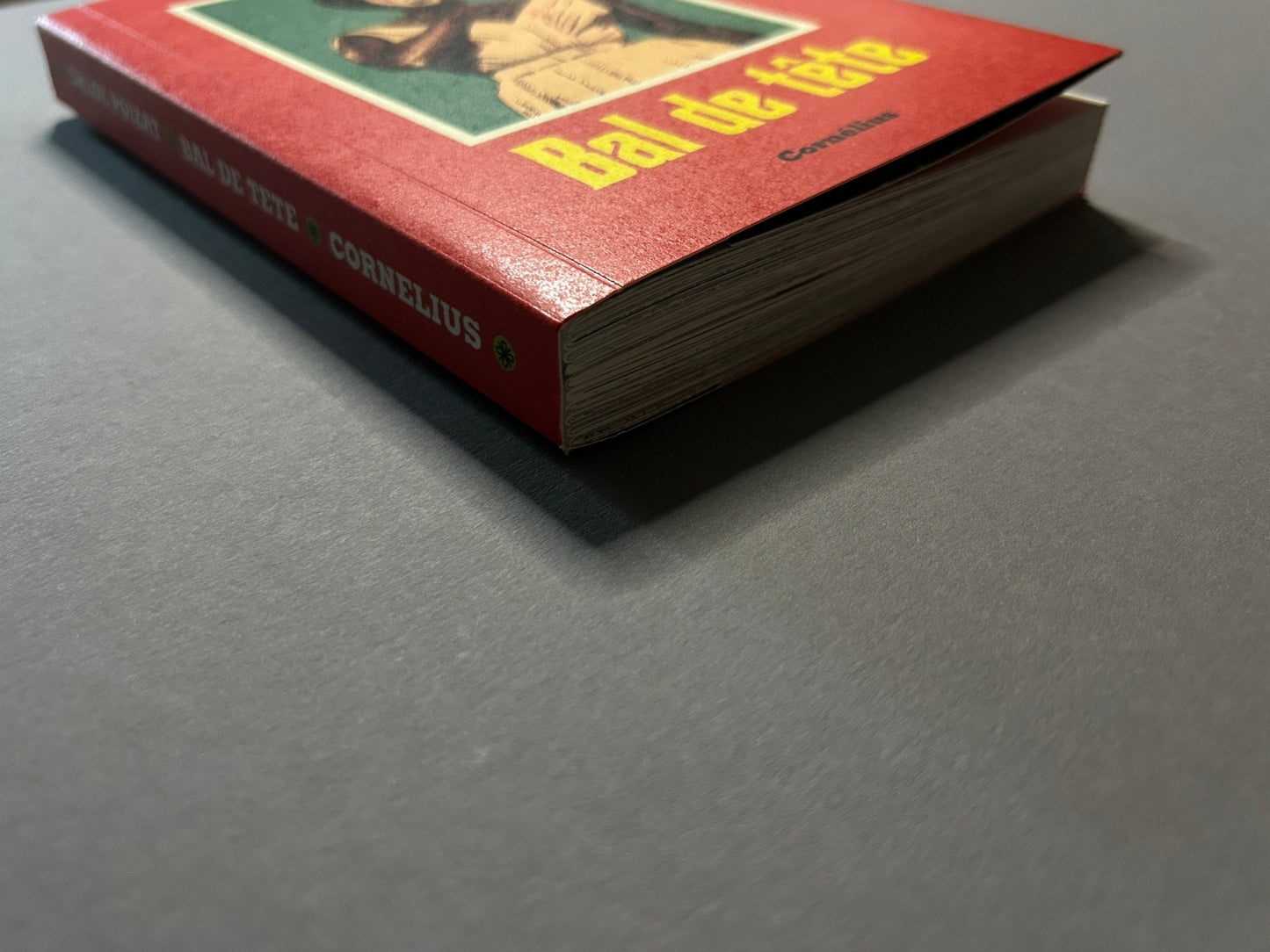 Bal de tête shown from the side, with the red cover and visible page block