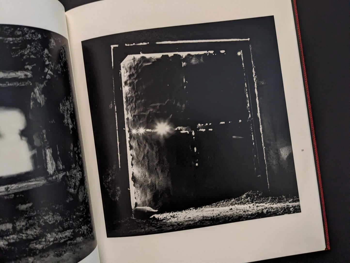 Atmospheric interior photograph with light reflection in Berg Werk by Sincei Yamamoto