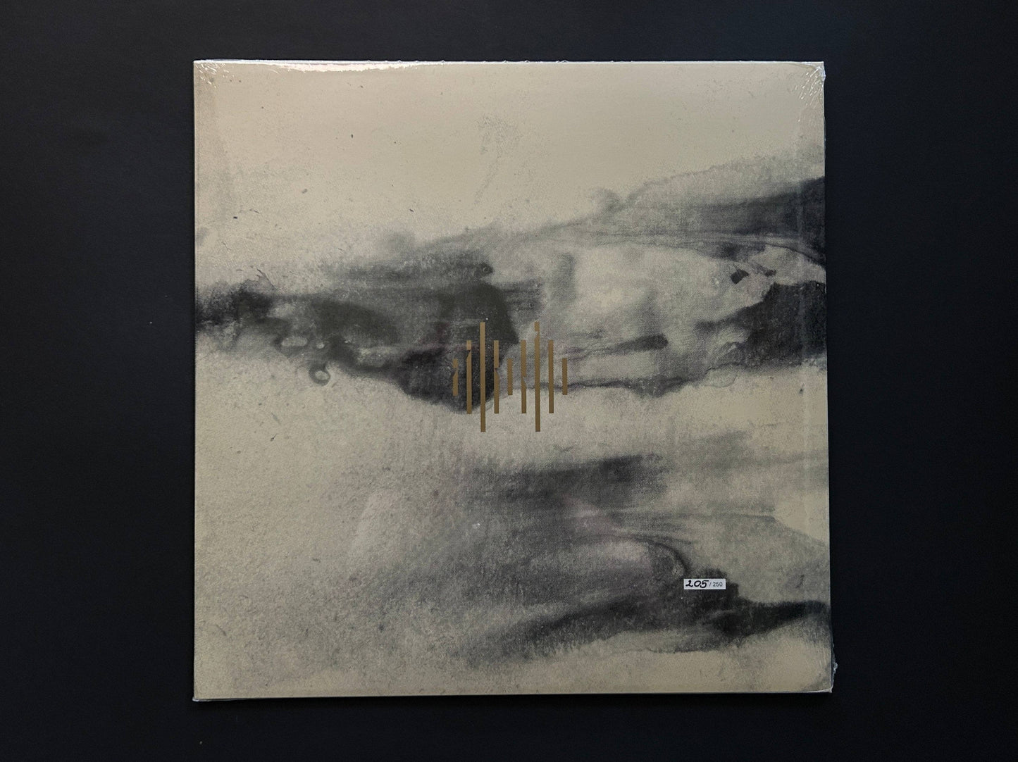 Front cover of Langt Fra Jorden by øjeRum, with grey and black abstract artwork, gold vertical marks at the centre, and a hand-numbered 205/250 sticker at the lower right.