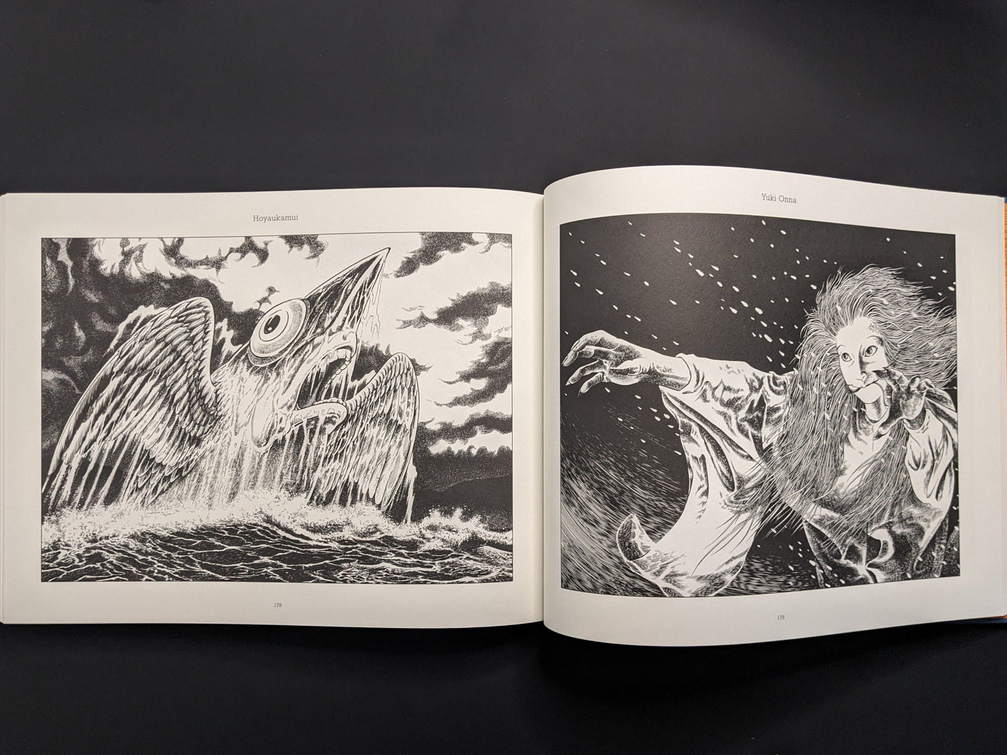 Illustration aus Mononoke von Shigeru Mizuki: „Yuki Onna“, Geistfrau im Schneesturm mit ausgestreckter Hand.