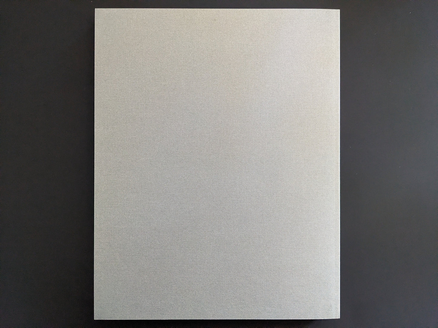 Back cover of Symphony – mushrooms from the forest by Takashi Homma – plain grey textile softcover