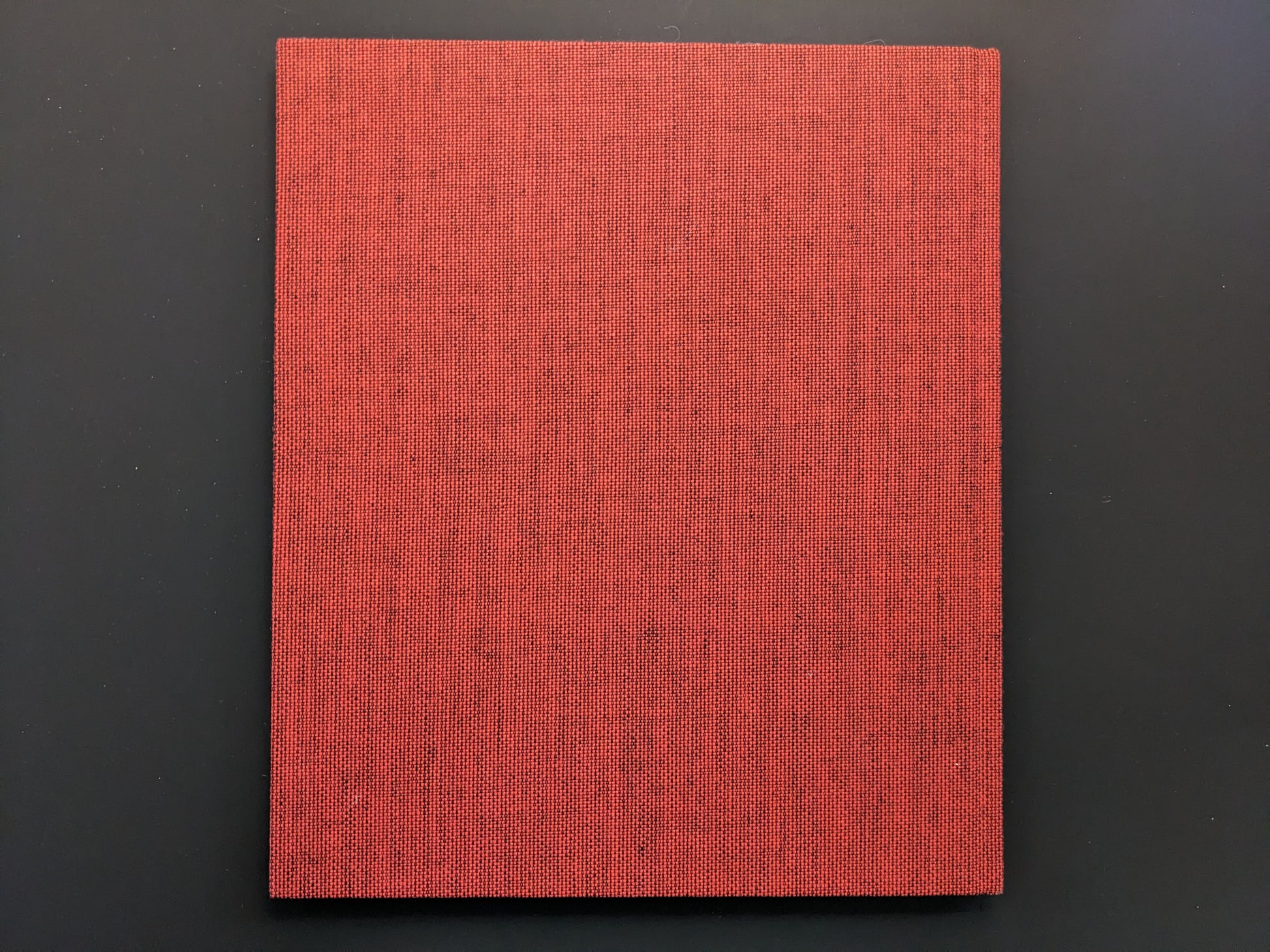 Back cover of Berg Werk photobook by Sincei Yamamoto with red cloth binding