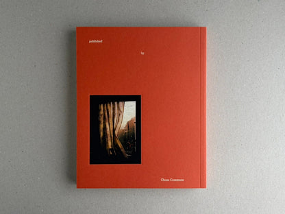 Back cover of between the skin and sea by Katrin Koenning, a red softcover with a small inset photograph and the publisher name Chose Commune.