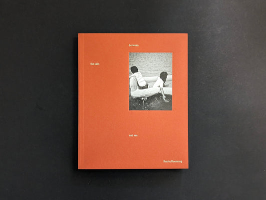 Front cover of between the skin and sea by Katrin Koenning (Chose Commune), orange softcover with a small black-and-white photo inset.
