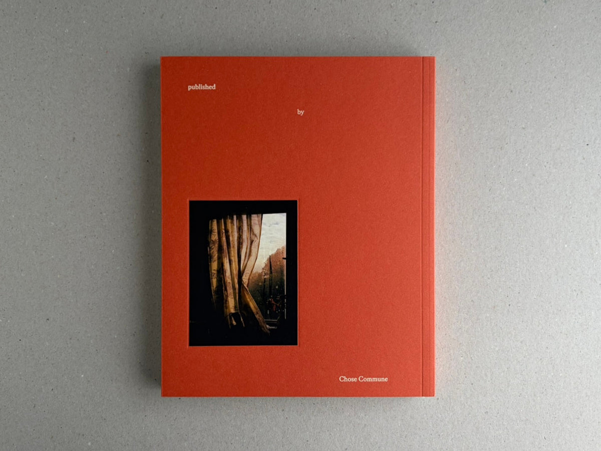 Front cover of between the skin and sea by Katrin Koenning, a red softcover with a small inset photograph and the publisher name Chose Commune.