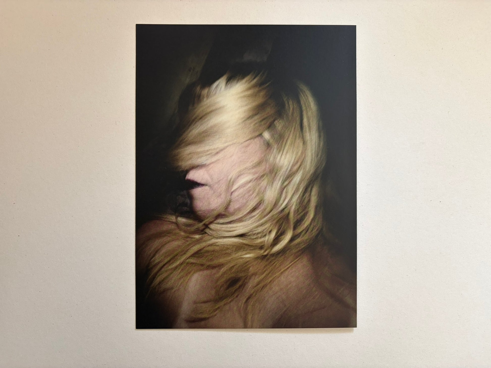 A single colour print from Cidade de Pedra showing a blonde-haired portrait.