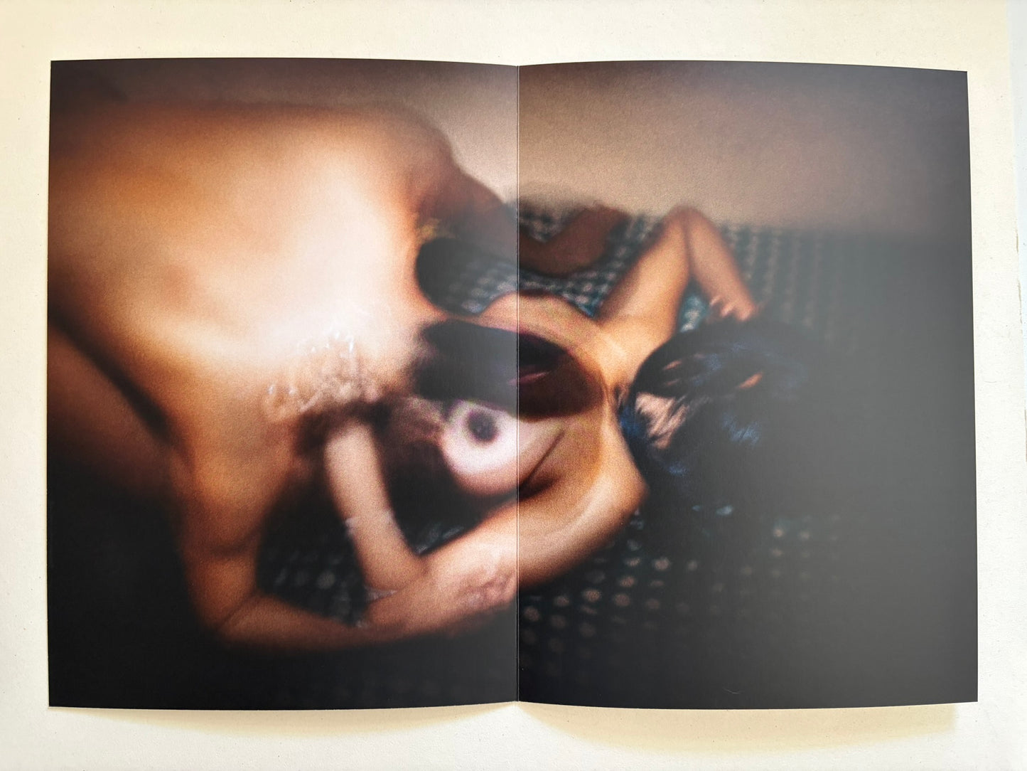 A blurred close-up of two figures in contact from Cidade de Pedra.