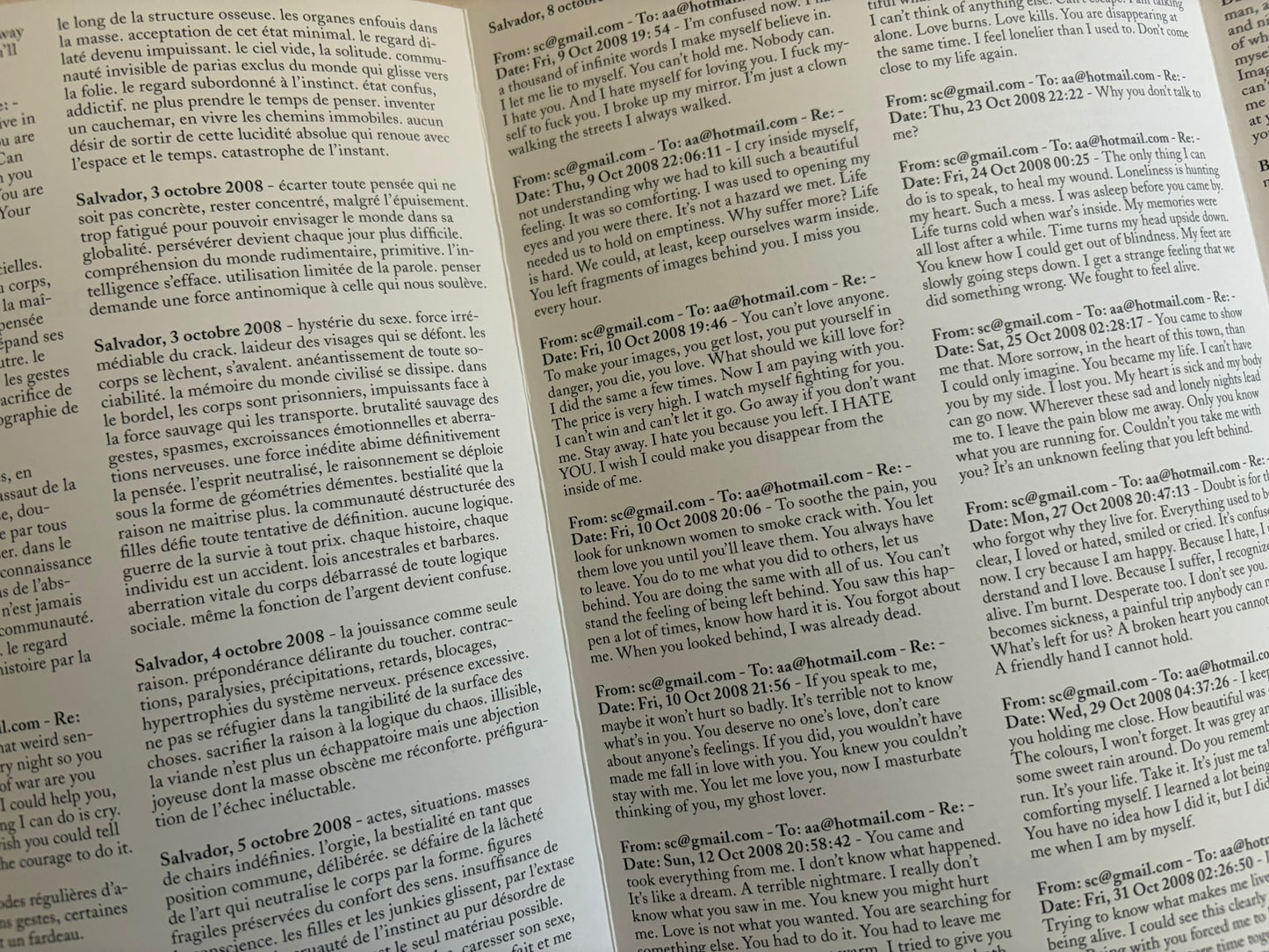 An open spread from Cidade de Pedra with French text on the left and email-style English text on the right.