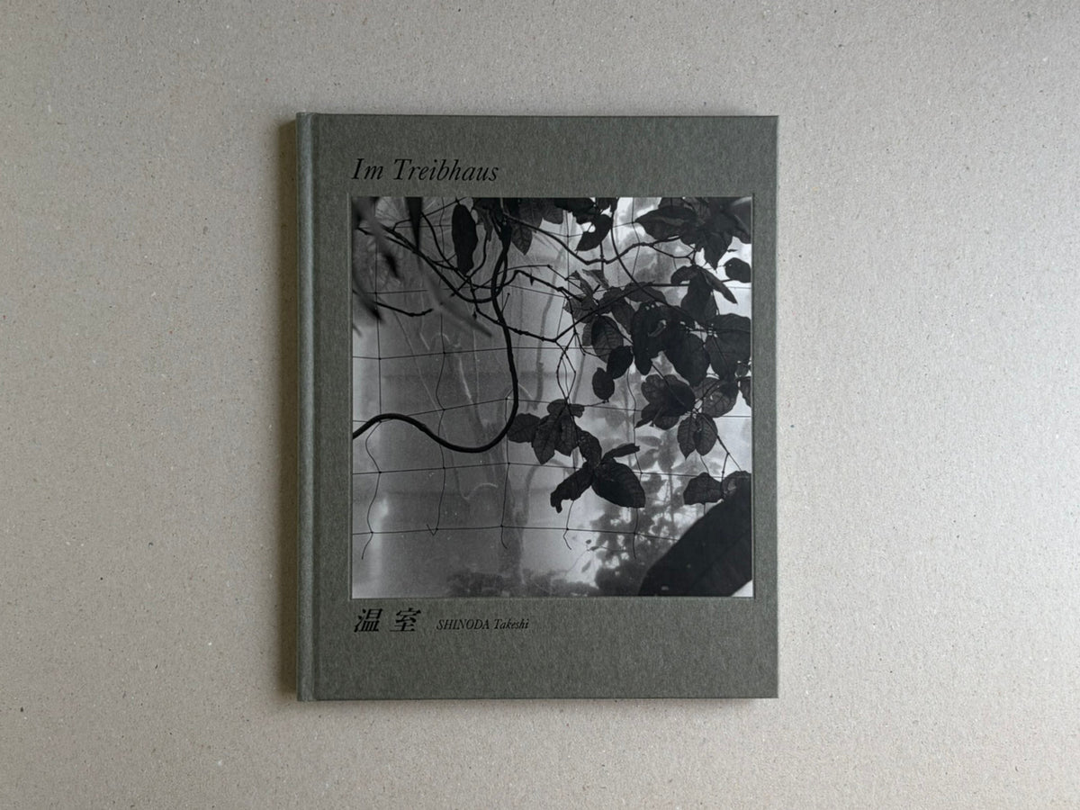 Front cover of Im Treibhaus by Takeshi Shinoda, showing a black-and-white greenhouse photograph on a grey hardcover.
