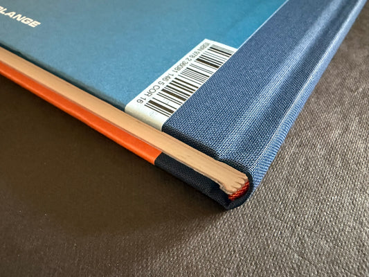 Close-up of the blue cloth spine and barcode on À l'intérieur des yokai by Shigeru Mizuki.