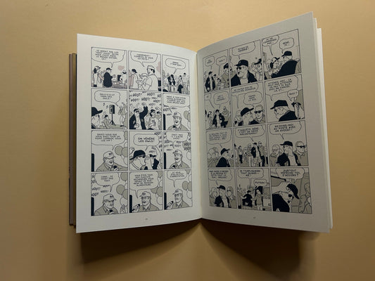 Les Intrus open to a two-page comics spread with French dialogue and multiple panels