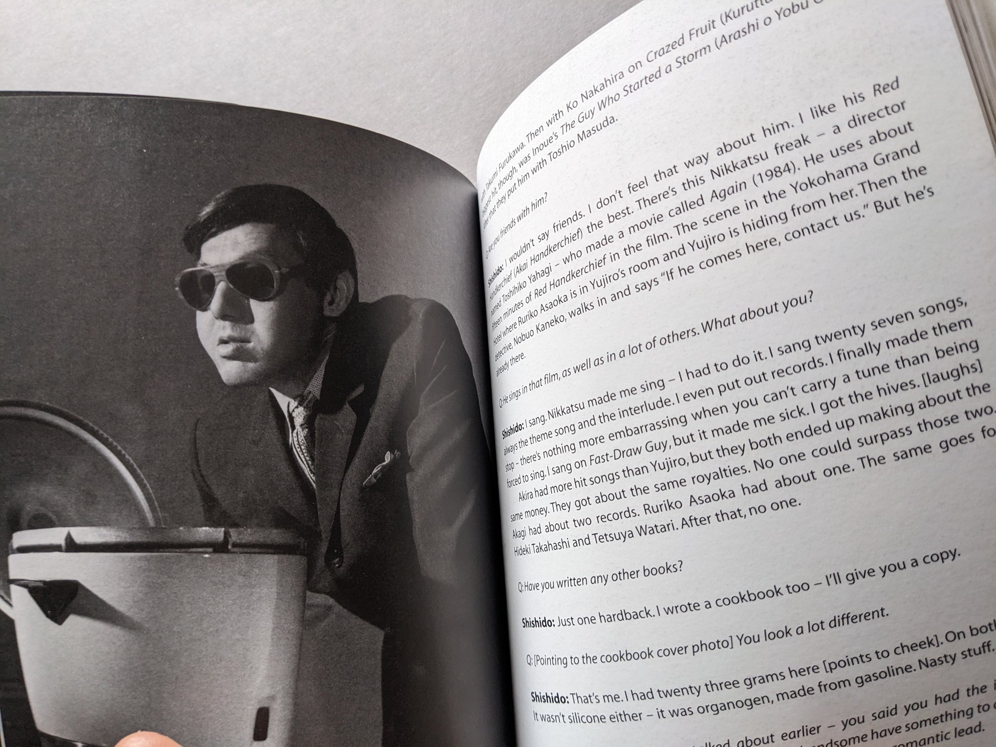 Stylish black-and-white photo of Joe Shishido in sunglasses next to an interview excerpt.