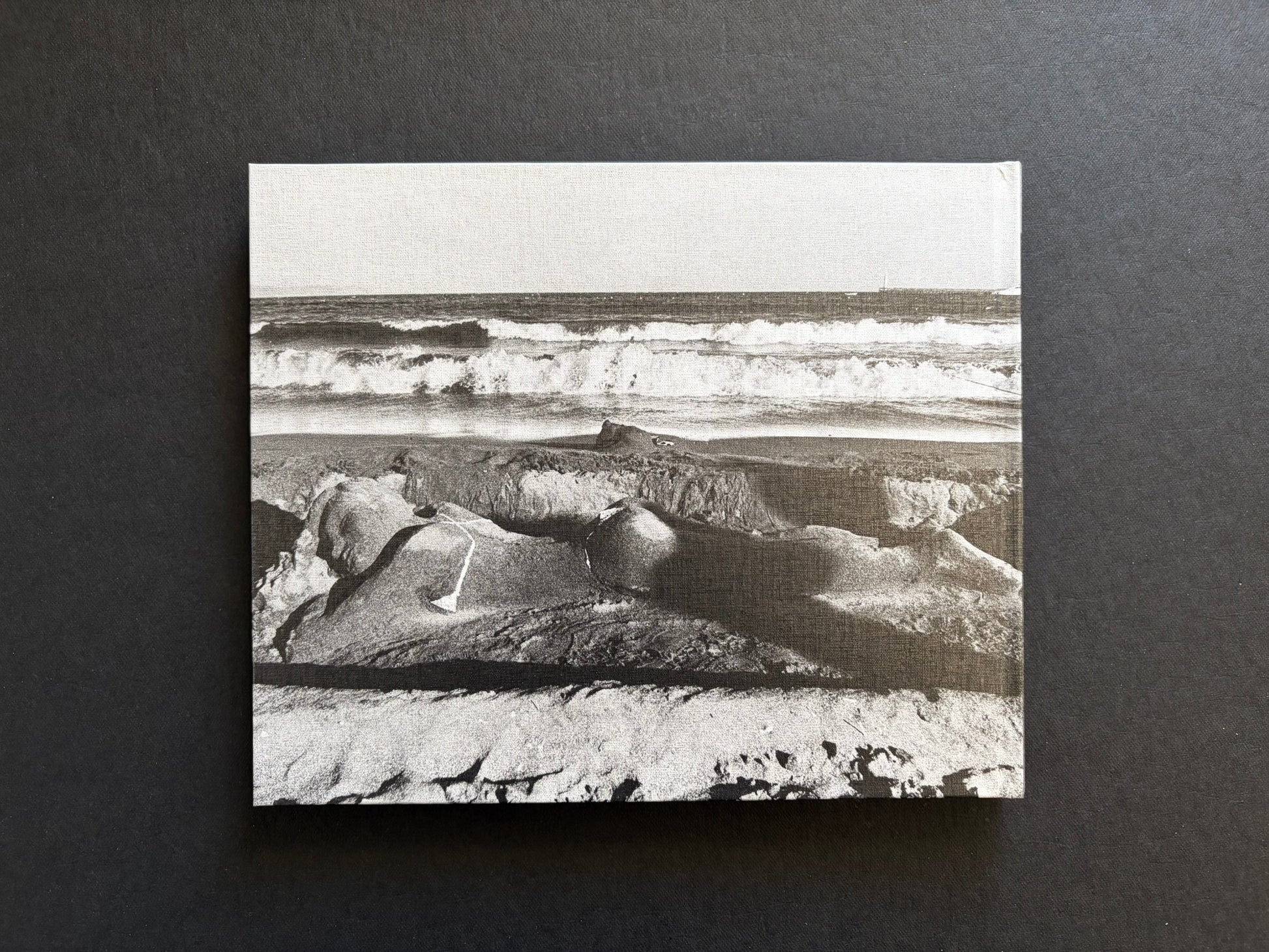 Back cover of *Obi and Sand: Kyoto/Enoshima* by Yoshio Mizoguchi.