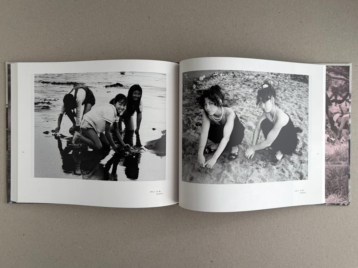 Open spread from Obi and Sand: Kyoto/Enoshima by Yoshio Mizoguchi, showing two black-and-white beach photographs.
