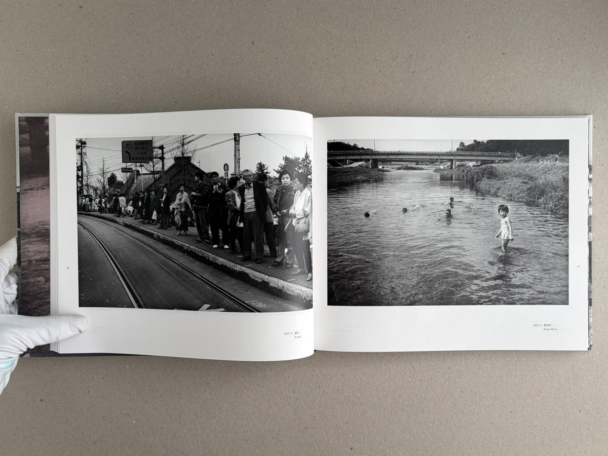 Open spread of Obi and Sand: Kyoto/Enoshima by Yoshio Mizoguchi, showing two black-and-white photographs on facing pages.