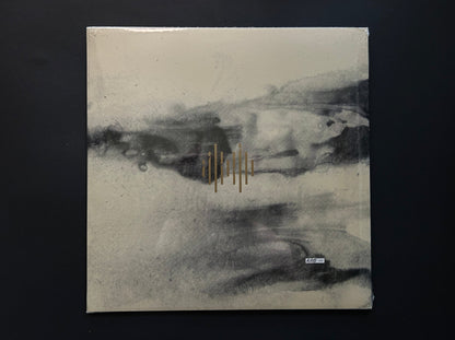 Front cover of øjeRum’s Langt Fra Jorden vinyl featuring grey watercolor texture and gold embossing - Lokator100