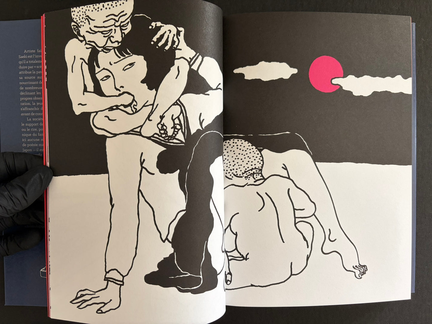 Interior spread from Rêve écarlate showing a black-and-white illustration and a pink sun
