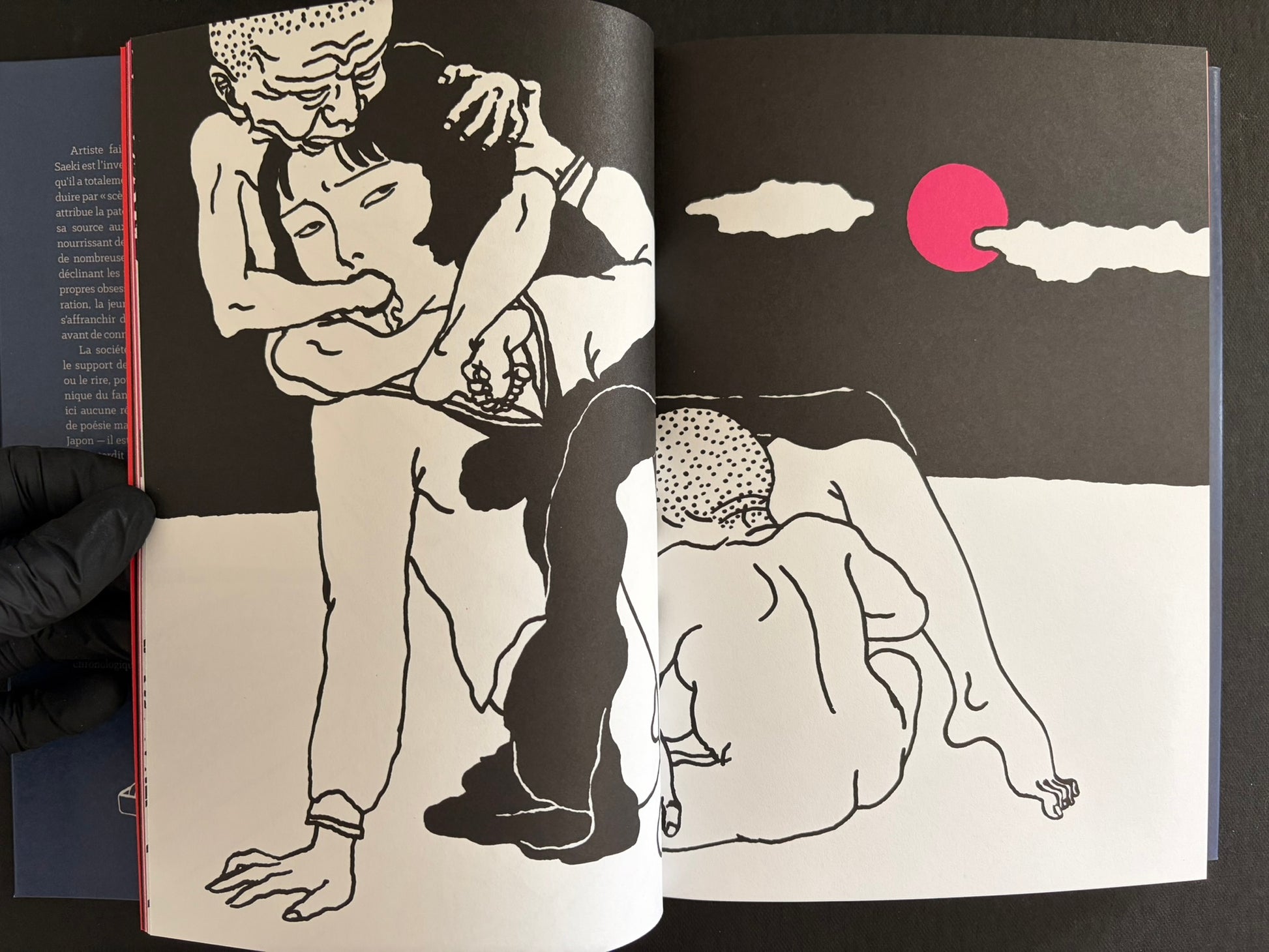 Interior spread from Rêve écarlate showing a black-and-white illustration and a pink sun