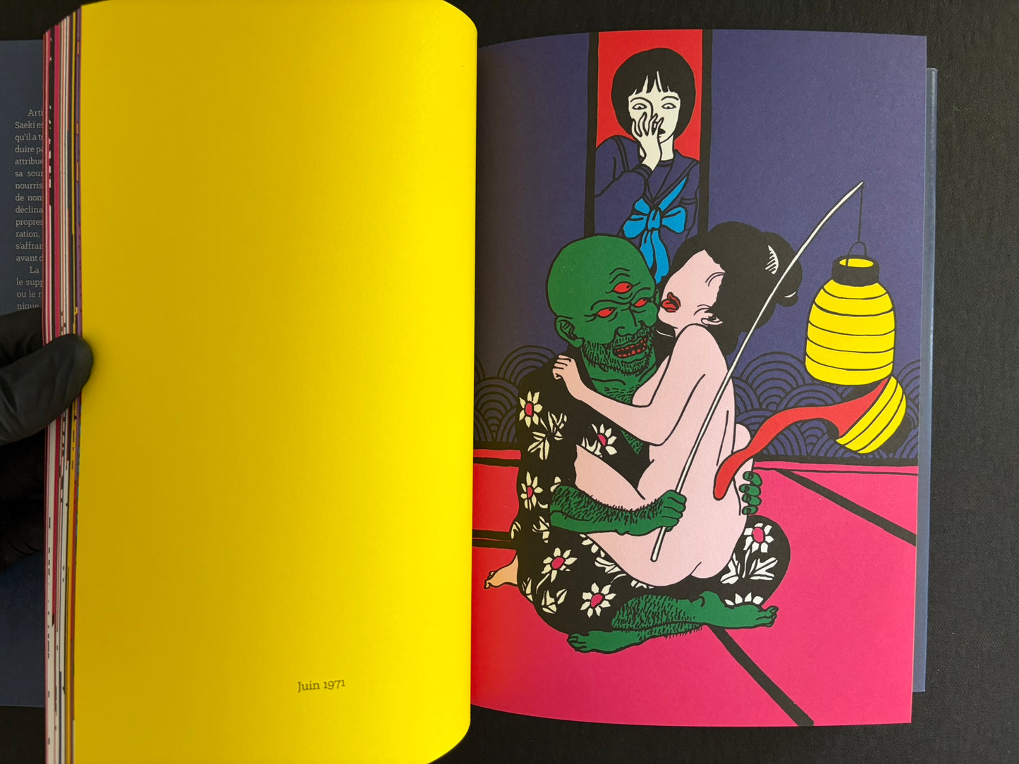 Interior spread from Rêve écarlate with a green room scene and a red figure in a top hat