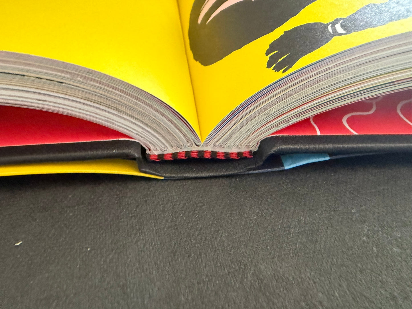 Interior spread from Rêve écarlate with a dated illustration and a yellow title page