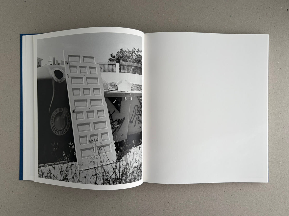 Open spread of Sub Sole by Massao Mascaro, with a black-and-white photograph on the left page and a blank white right page.