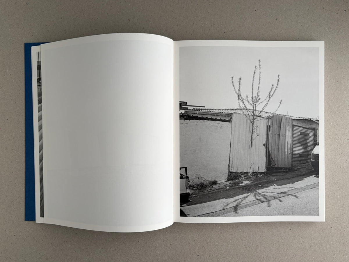Open spread of Sub Sole by Massao Mascaro, showing a black-and-white photograph on the right page and a blank left page.