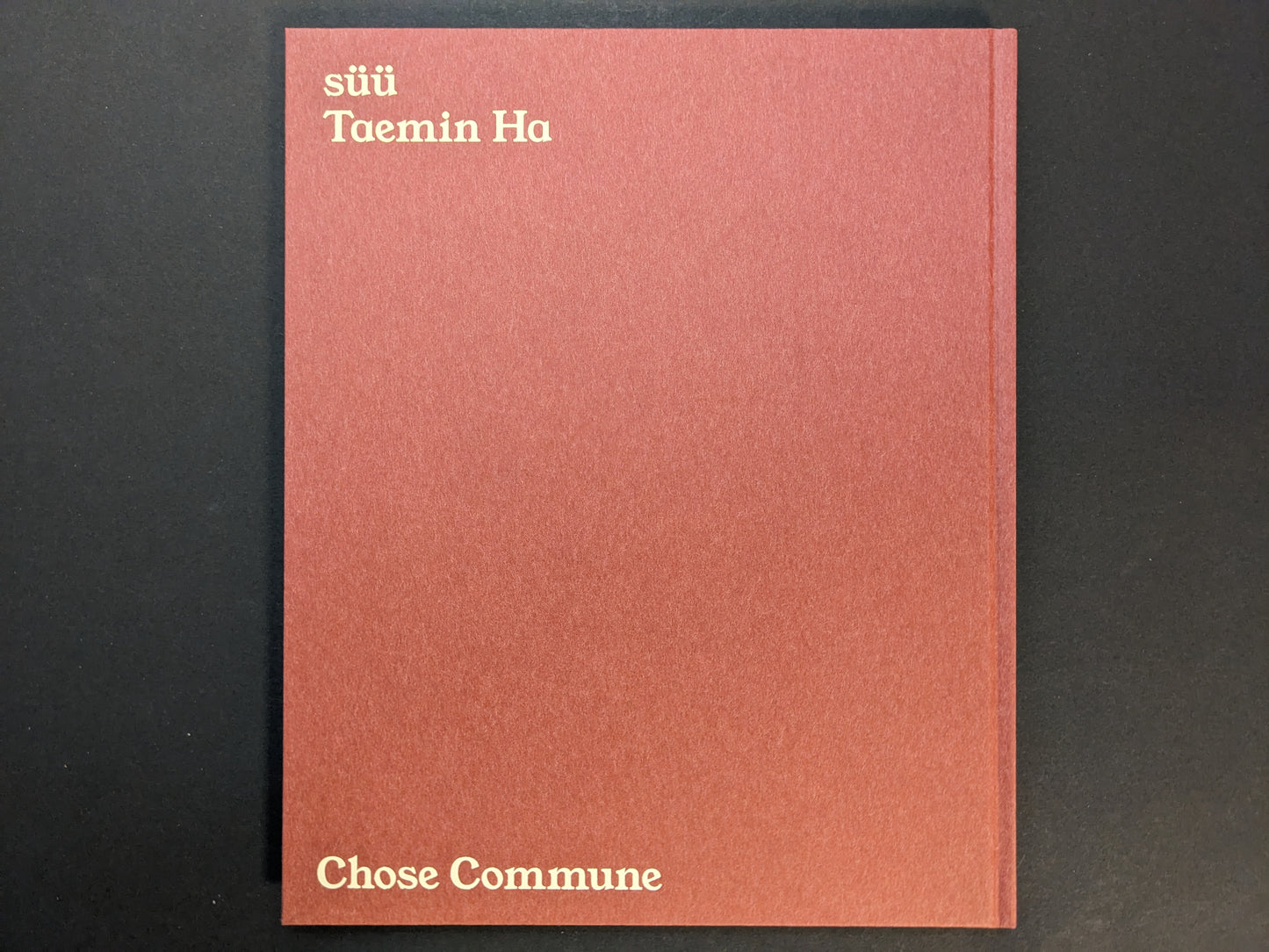 Back cover of süü by Taemin Ha (Chose Commune), with the title “süü” and the artist’s name on a muted red cover.