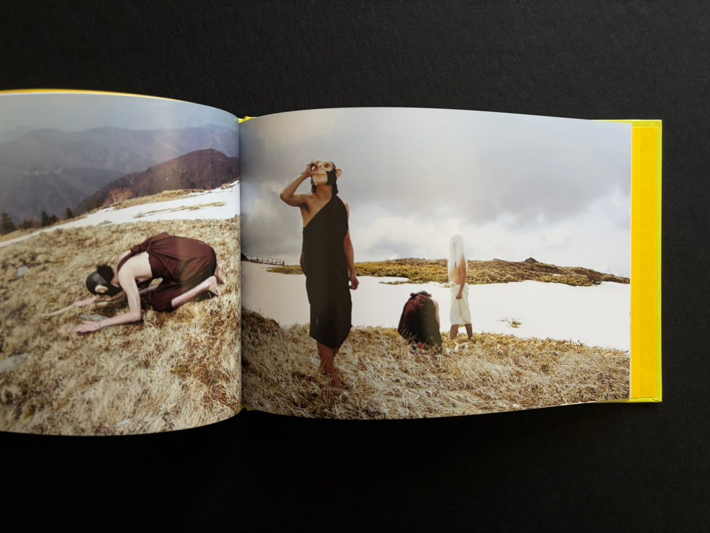 Interior page from TSUMITOBATSU with a performance-based photograph.