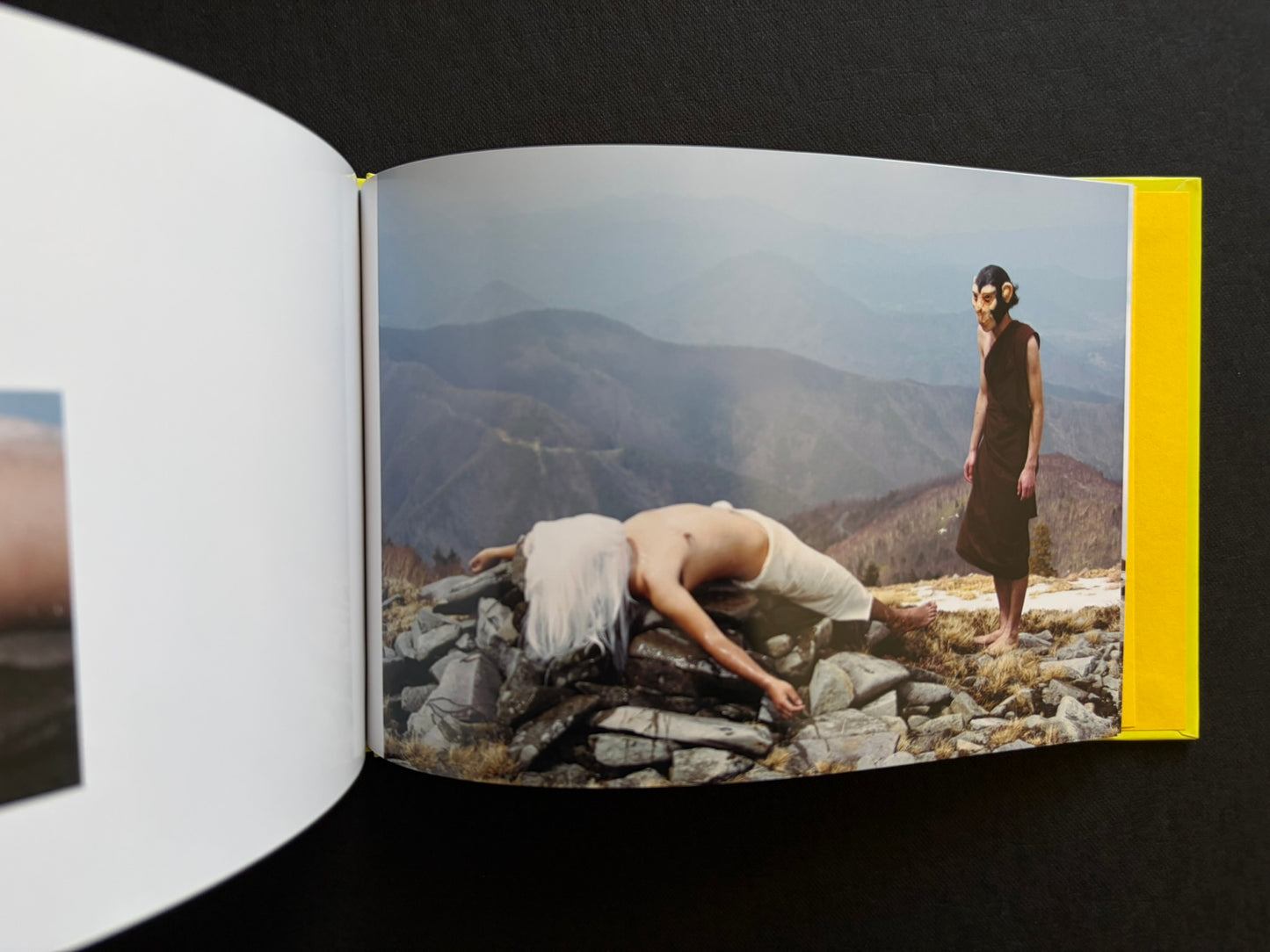 Interior page from TSUMITOBATSU with a staged photographic image.